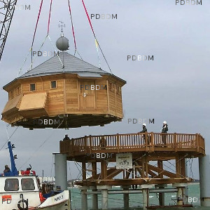 Installation of the the Lighthouse in La Rochelle